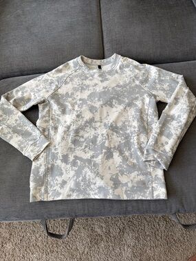 Men’s Lululemon Gray and Cream crew sweater- size Large